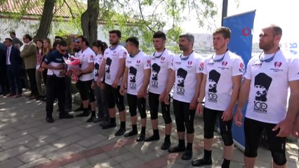 İstanbul'dan aldıkları Türk Bayrağı'nı Zonguldak'a getirdiler