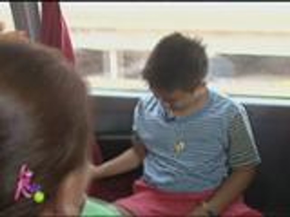 Daniel, Erich, Darla and Bimby sing "Leron, Leron, Sinta" in the bus