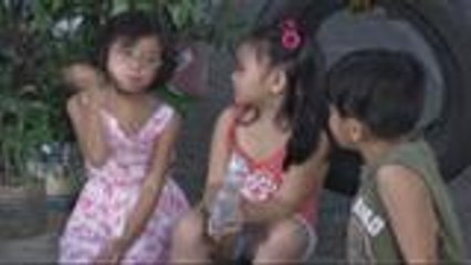 Ningning and Macmac invite classmates to join their carolling
