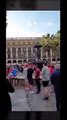 Les fans de Liverpool se moquent des locaux et les poussent dans les fontaines de Barcelone