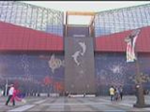 What do Pinoys love to give when they visit other places?