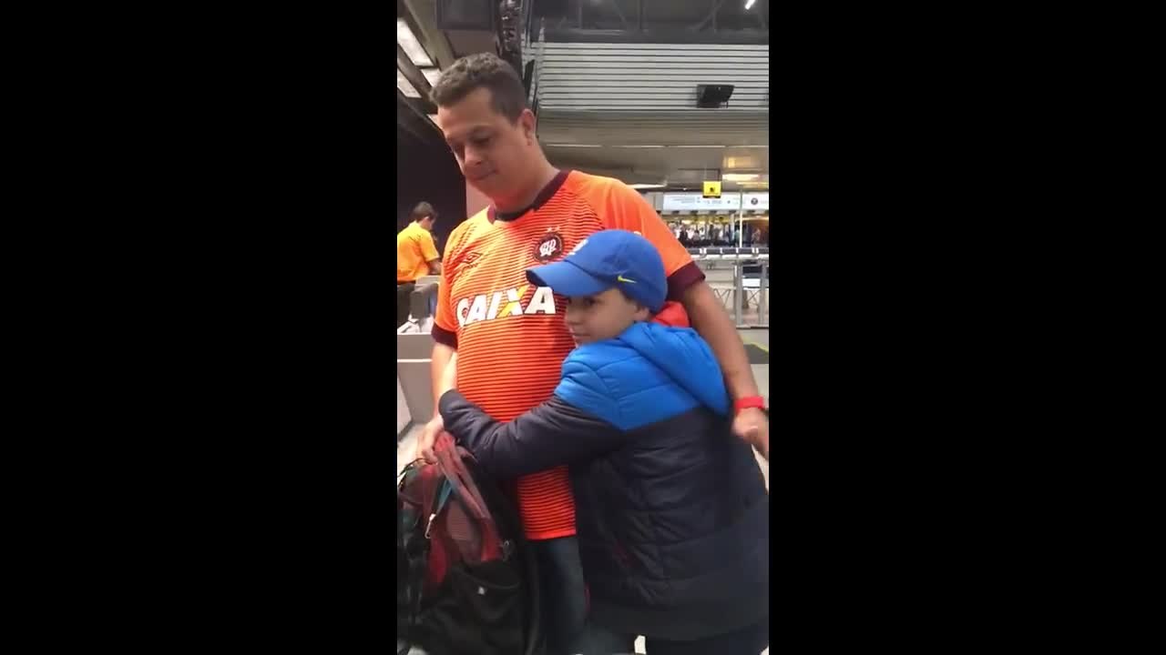 Boca x Athletico: pai surpreende o filho no aeroporto