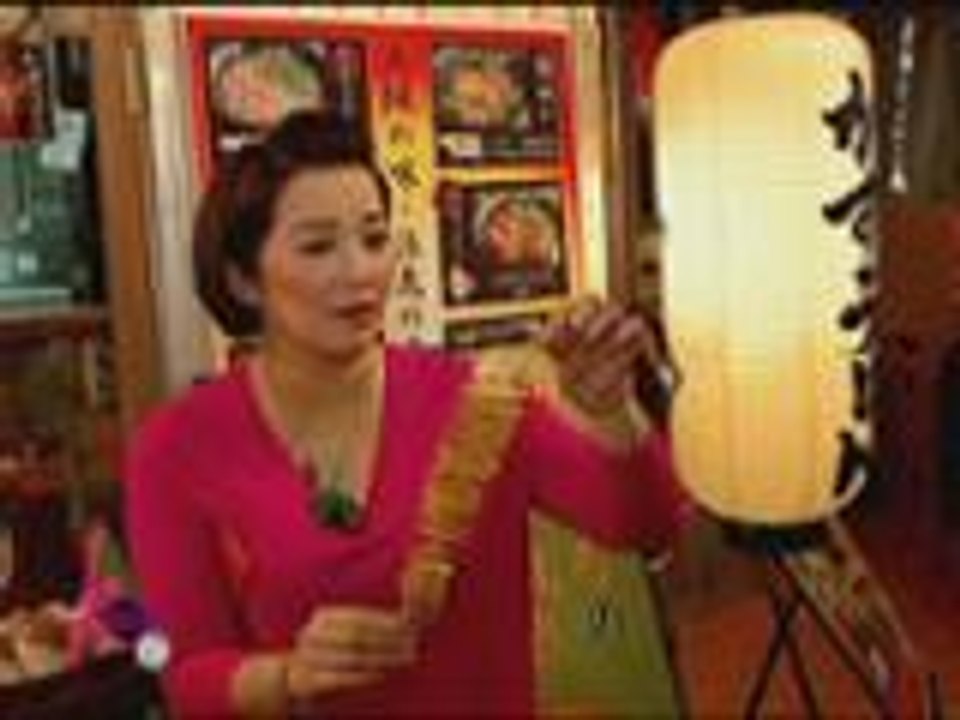 Kris tries the swirly potato for the first time