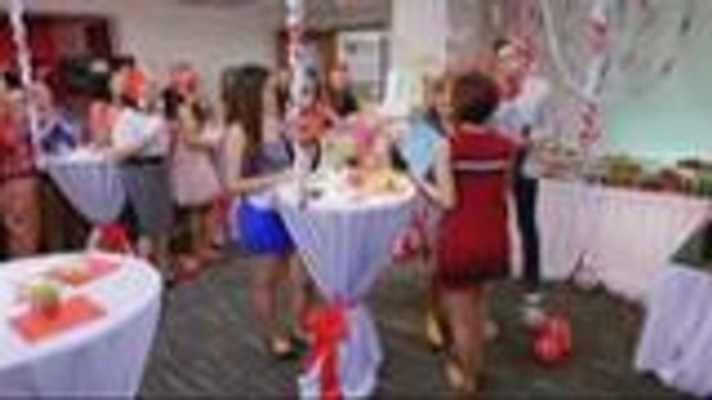 Simon and Leah exchanged Christmas gifts