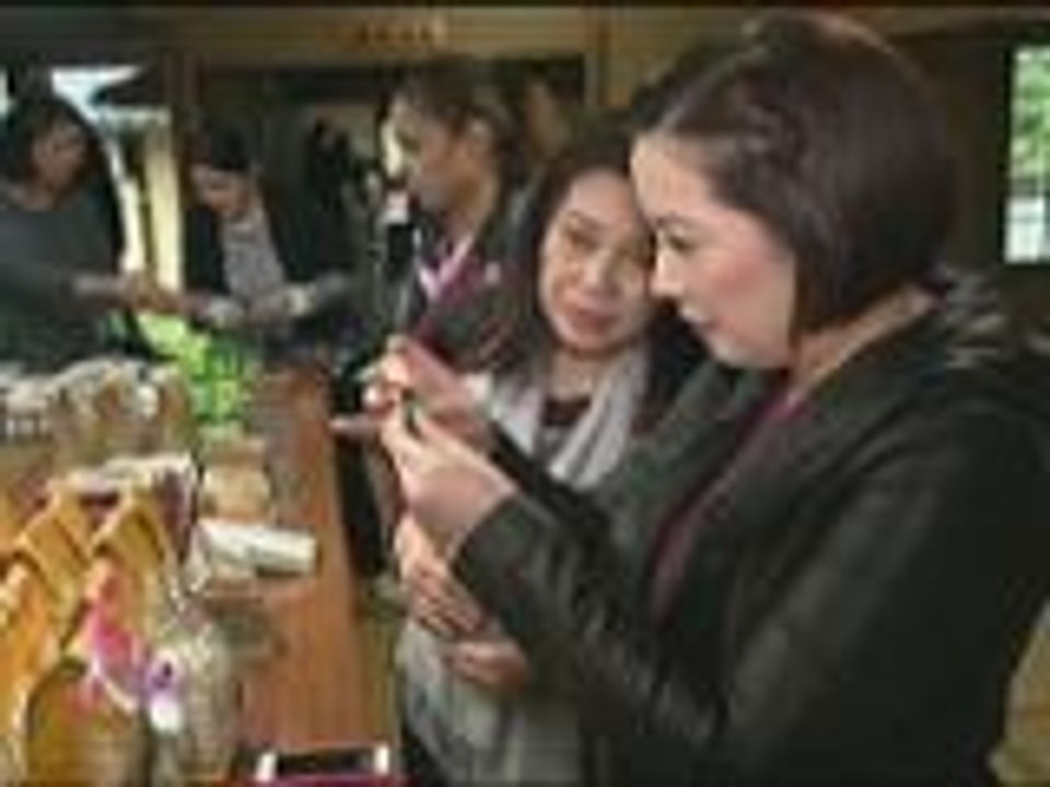 Kris shows her sisters how to determine if a jade is fake or not