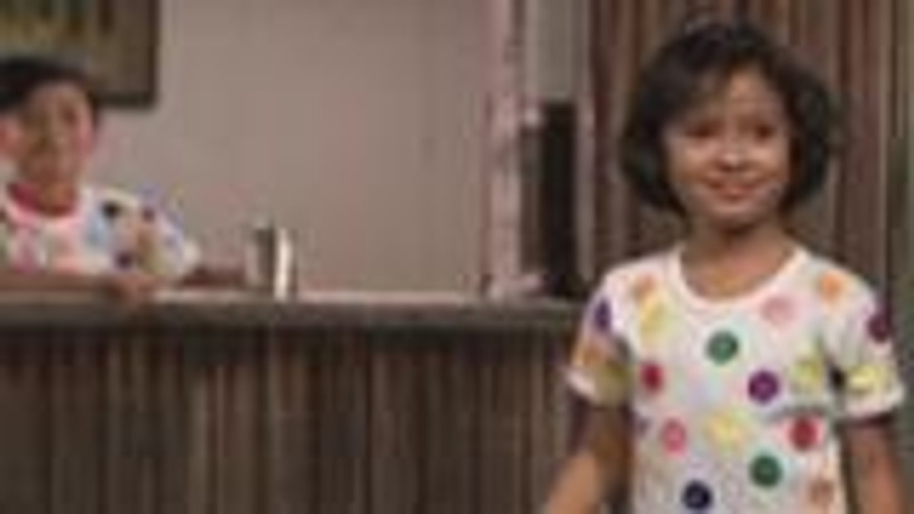 Ningning gave Mac-Mac their t-shirts for New Year celebration