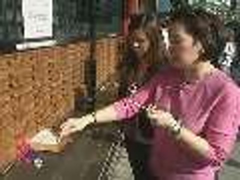 Kris tries out Paper Fortune-Telling in Japan