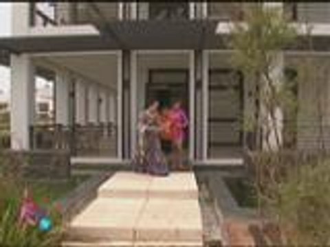 Kris, Erich & Bimby find joy in fish feeding