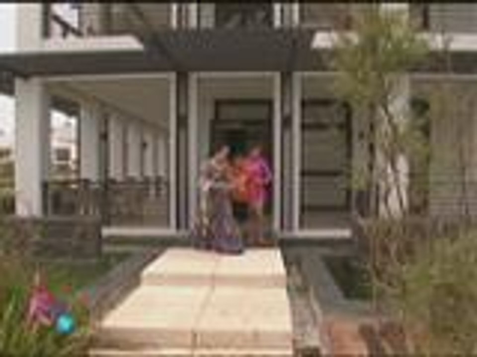 Kris, Erich & Bimby find joy in fish feeding