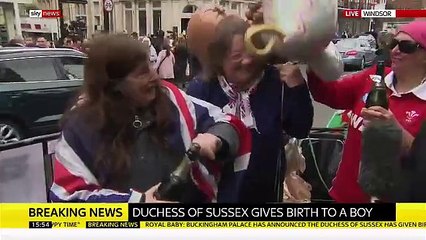 Royal Baby: Les Britanniques laissent éclater leur joie après la naissance du premier enfant du Prince Harry et Meghan Markle - VIDEO