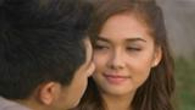 Carlos, masayang hinalikan si Mia ng buong pagmamahal