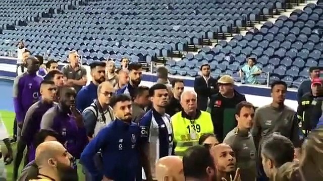 Confusão entre jogadores e claque do FCP após jogo no Dragão