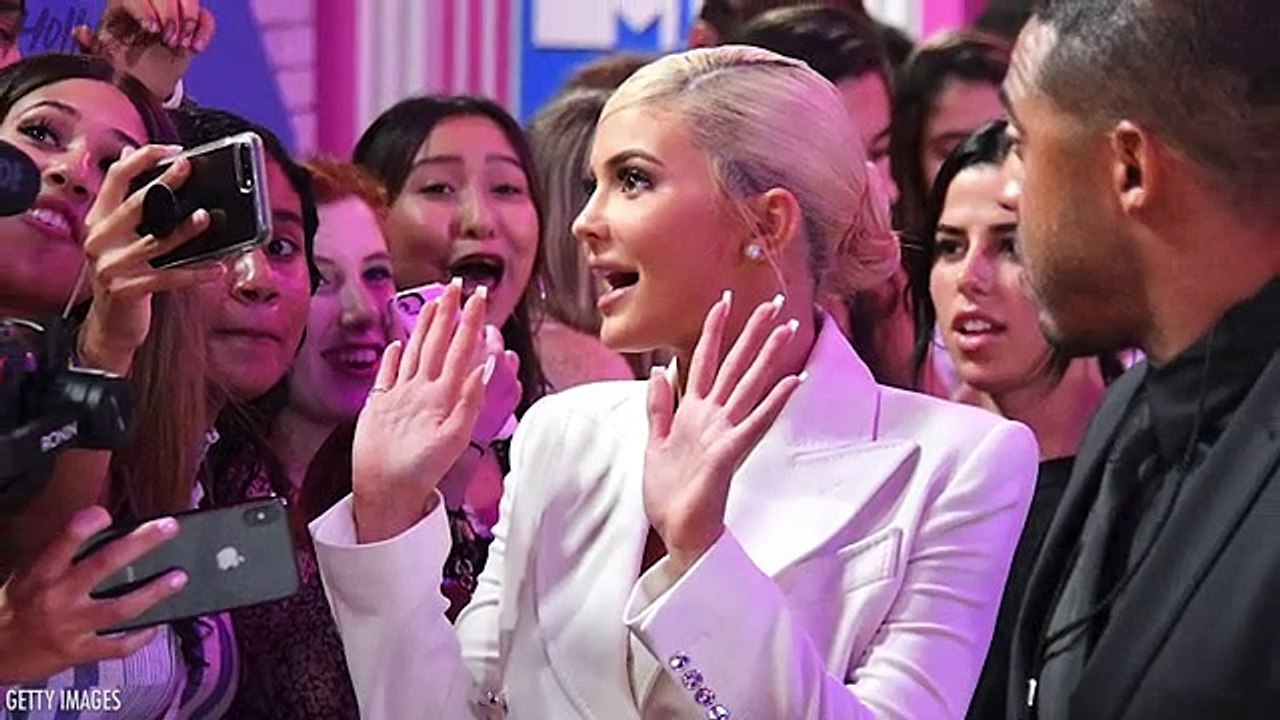 Khloe Kardashian Goes TOPLESS In Front Of Scott Disick On KUWTK!