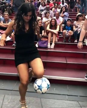 Elle drible un ballon en tallons hauts !