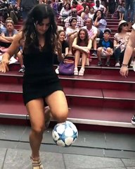 Elle drible un ballon en tallons hauts !