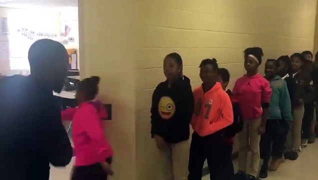 Ce prof a un check différent avec chaque élève avant de rentrer en cours !