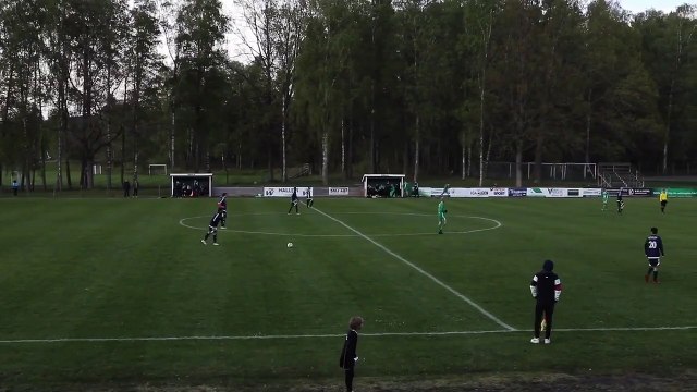 But incroyable : retournée acrobatique après une passe du milieu du terrain de football !