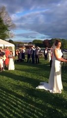 Sa copine attrape le bouquet de la mariée... il fuit en courant LOL