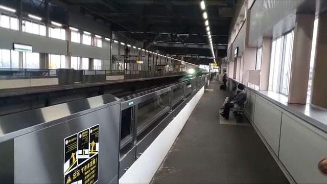 Un train à grande vitesse traverse une gare - Japon