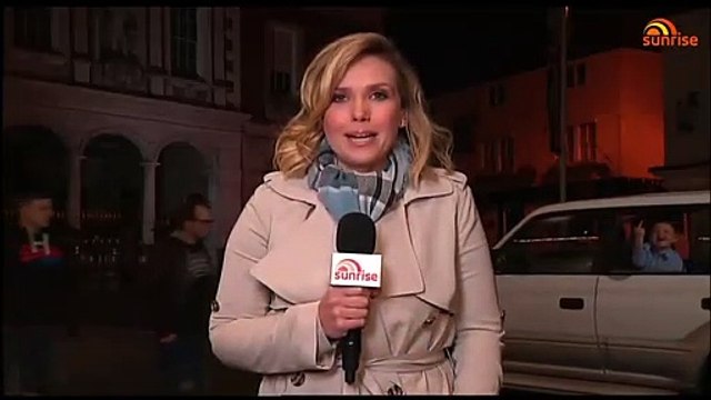 Ce gosse trolle le direct de cette journaliste en faisant un geste déplacé