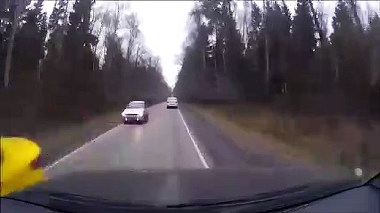 Il se prend un pneu de voiture en plein pare-brise. Pas de chance