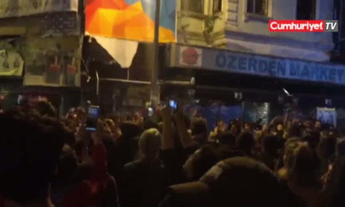 İstanbul Beşiktaş'ta toplanan yurttaşlar "Hak, hukuk, adalet" sloganları attı