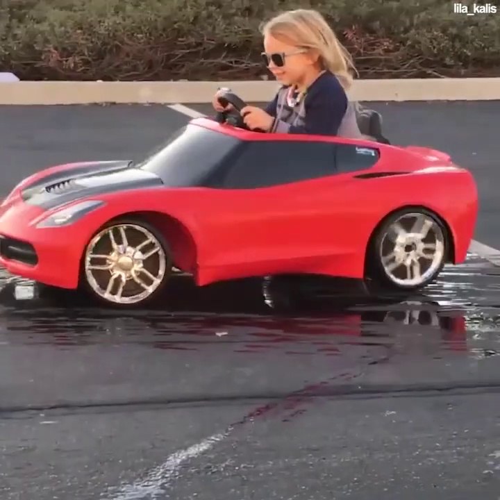 Une gamine de 5 ans fait des drifts de fou avec sa mini voiture