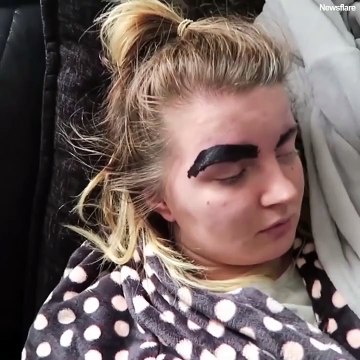 Il fait une blague cruelle à sa copine endormie... Pas cool