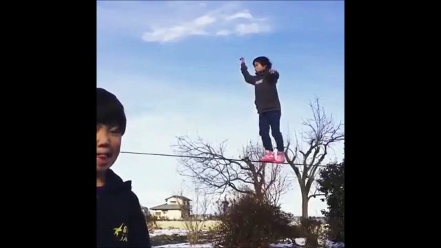 Ce gamin fait des acrobaties folles sur un fil