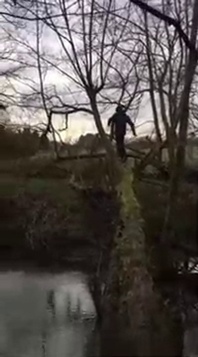 Voilà comment on traverse une rivière... Ou pas. Grosse gamelle