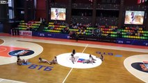 Sympa le spectacle avant le match de Basket en Russie. en sous vêtements