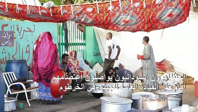 السودانيون يتناولون إفطار رمضان أمام مقر القيادة
