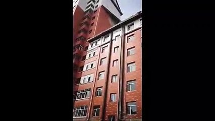 Quand la façade d'un immeuble se détache à cause du vent et s'écroule sous ses yeux !