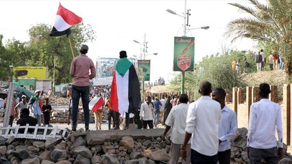 لحماية الاعتصام.. السودانيون يفطرون في أول أيام رمضان بالميدان