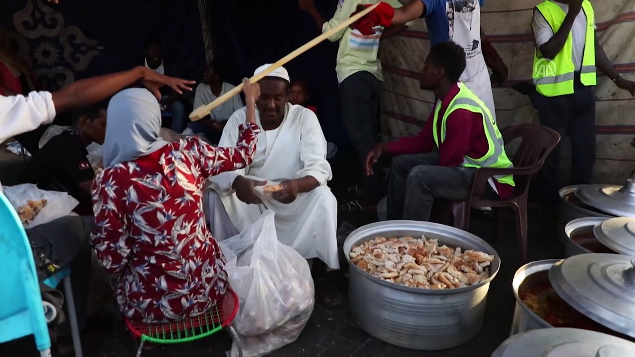 Sudan'da göstericiler orucunu meydanda açtı - HARTUM