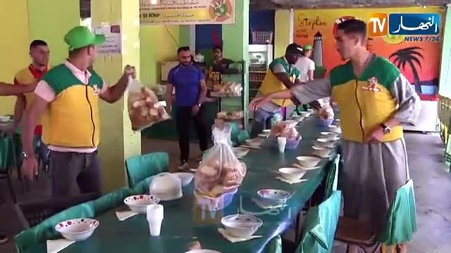 شاهد لاعبي شبيبة القبائل يشاركون جمعية جاك الخير في مبادرة مطعم الرحمة