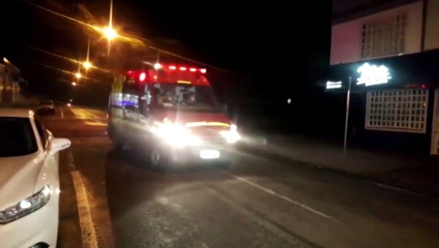 Mulher é socorrida após cair de escada em imóvel