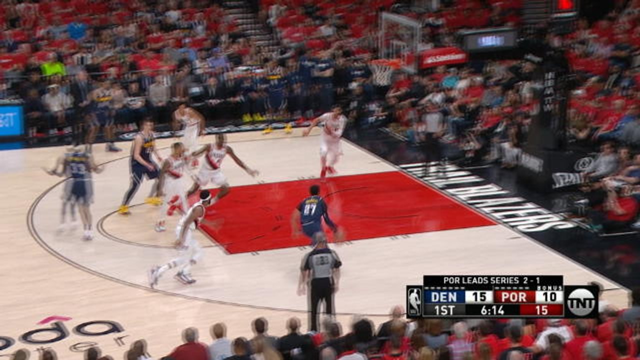 Murray delivers one-handed slam