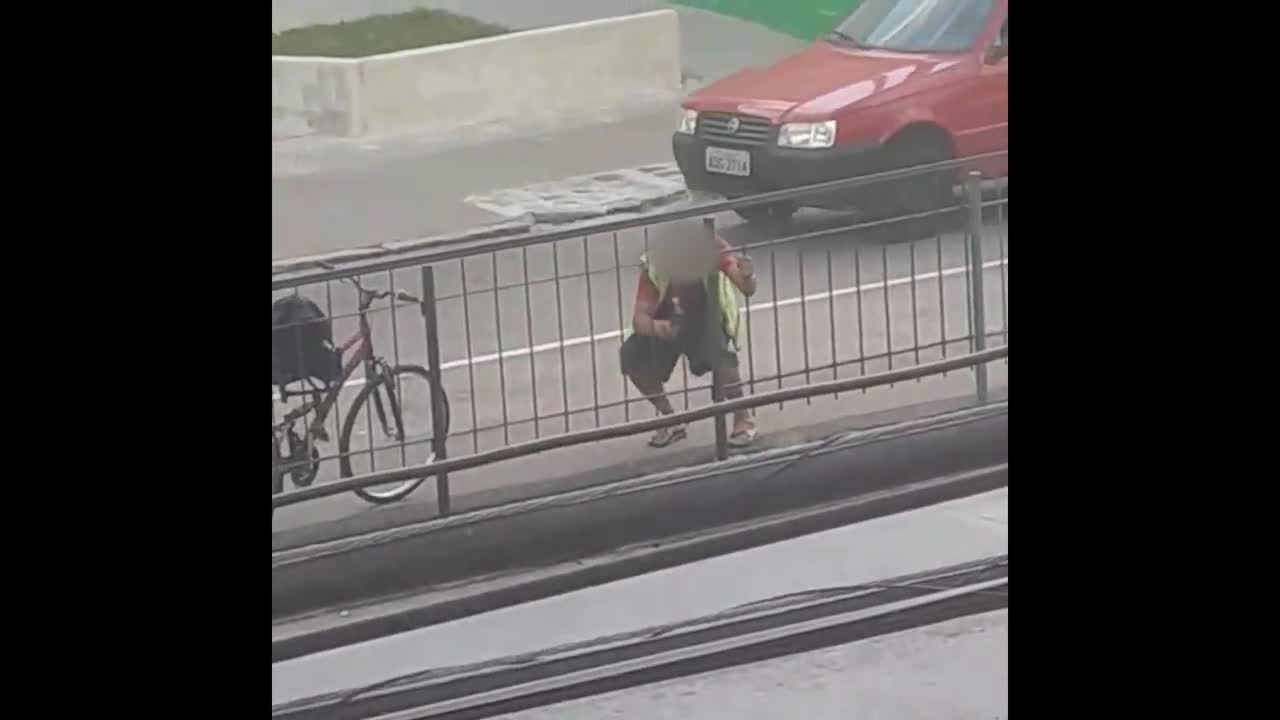 Homem furta grade com marteladas em Curitiba