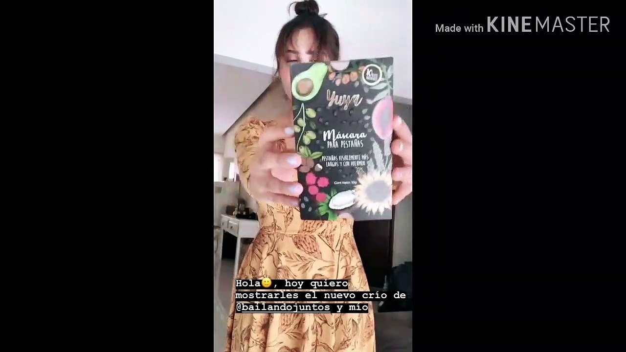 Yuya muestra su nuevo producto de su línea de maquillaje
