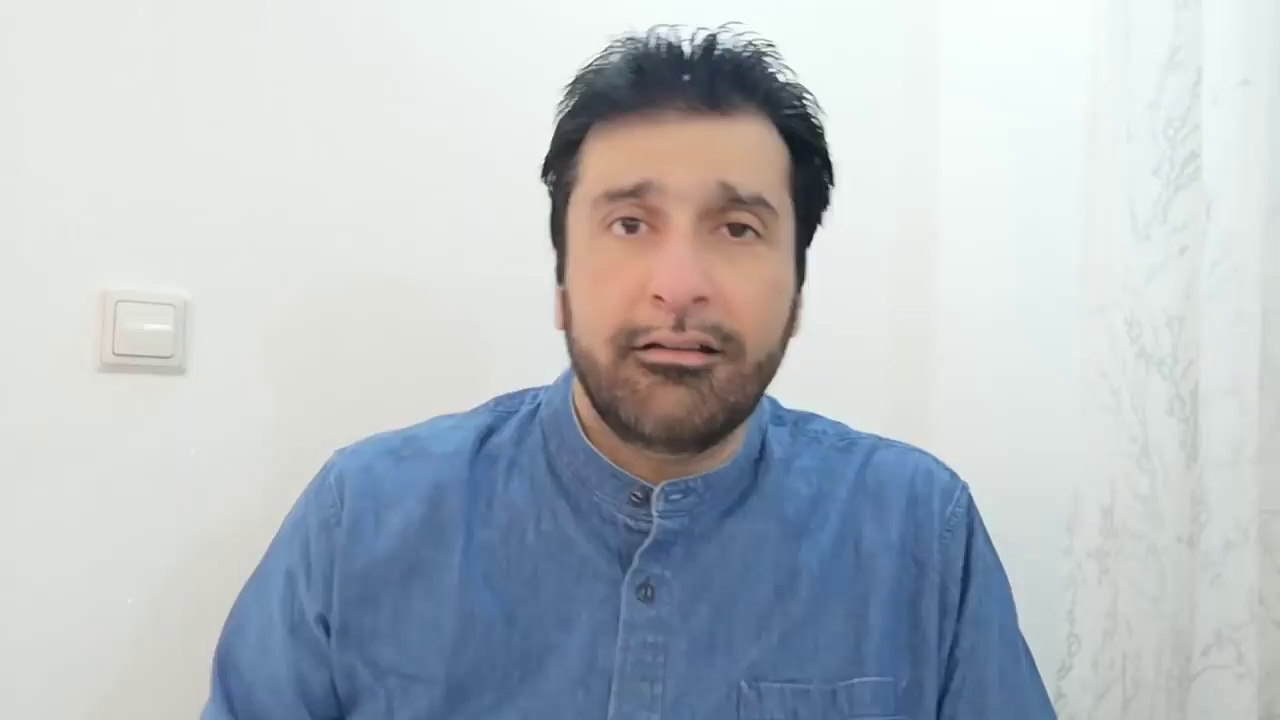 سقوط عبدالله الرويشد على المسرح وتعليق ساخن جدا  د.عبدالعزيز الخزرج الأنصاري