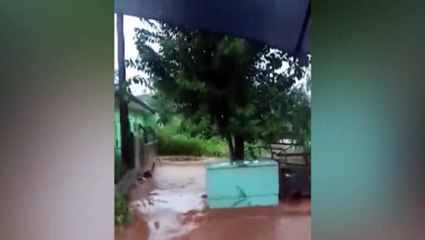 Vídeo mostra água da chuva alagando ruas de Boa Vista da Aparecida
