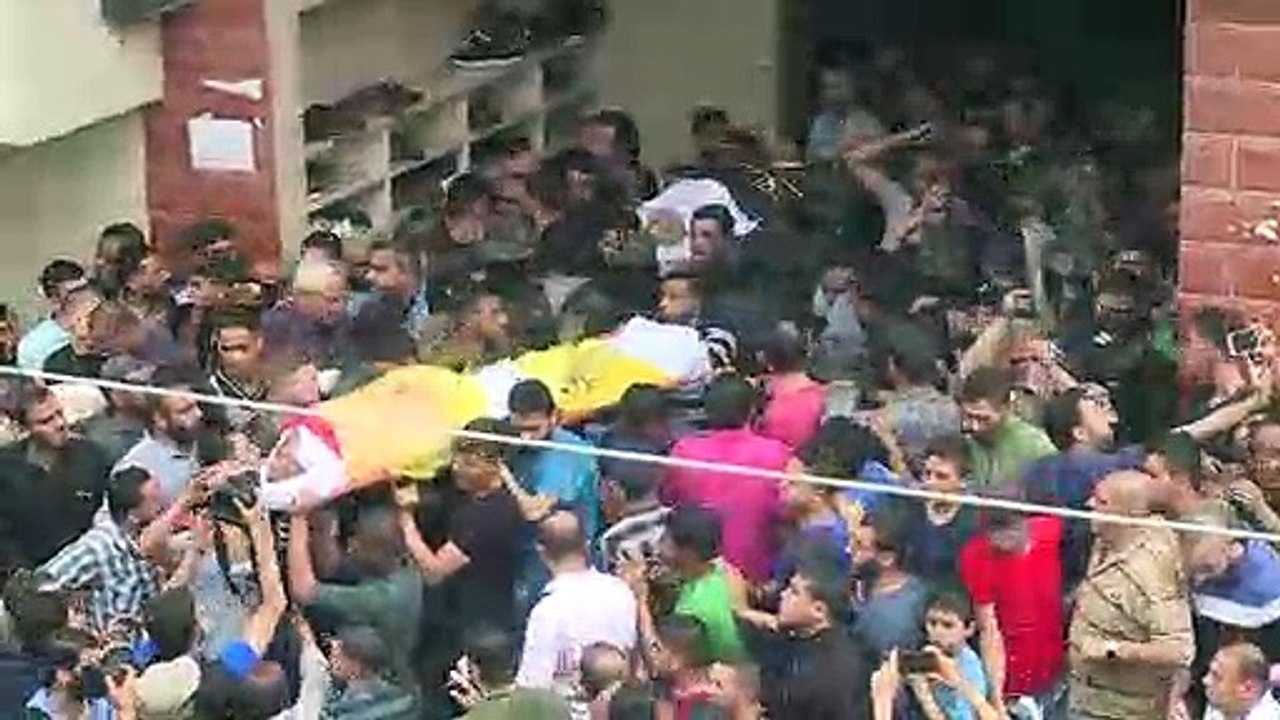 الفلسطينيون يشيعون جثامين 19 شخصا قتلوا في غارا...
