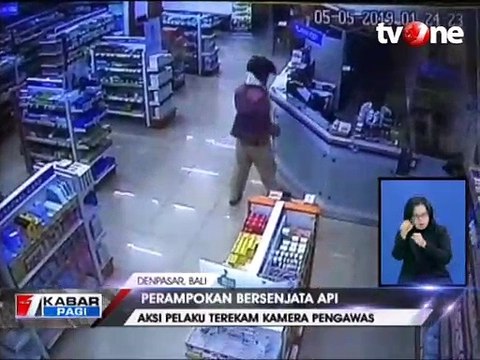 Karyawan Toko Lawan Perampok Bersenjata Api Terekam CCTV