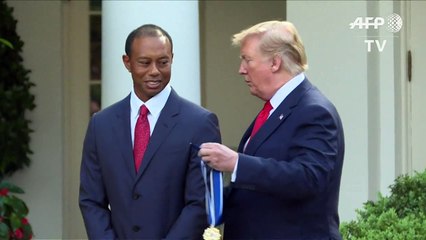 Donald Trump décore la "légende" Tiger Woods