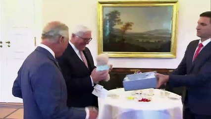 Vovô Charles ganha urso de pelúcia