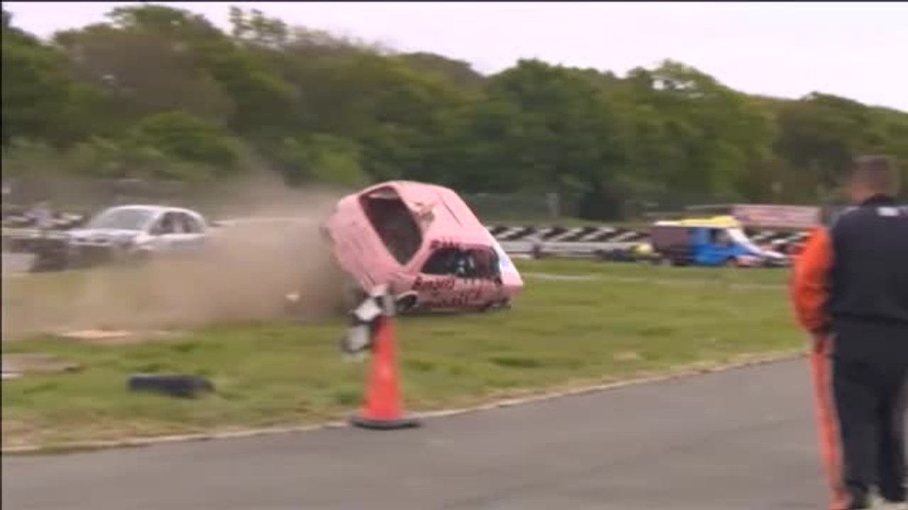 Peculiar y arriesgada competición de coches en Inglaterra