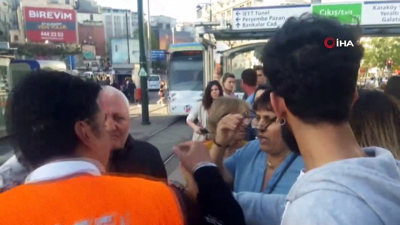 Karaköy’de İspanyol ve Fransız turistlerin tramvay kavgası kamerada