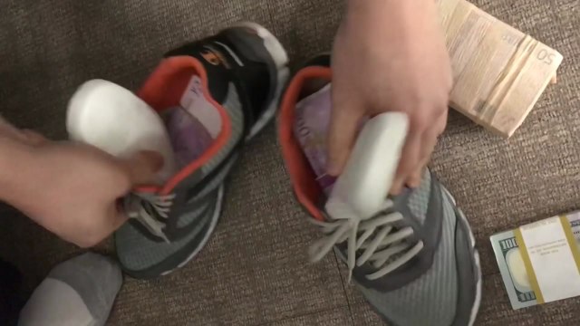 천억 원대 환치기 조직 적발...신발·속옷에 숨겨 / YTN