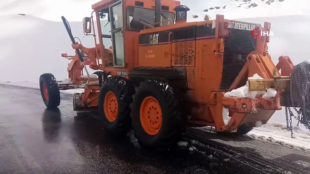 Van'ın iki güzel yüzü: Bir taraftan kardelenler ile ters laleler açarken, diğer tarafta metrelerce kar ile mücadele